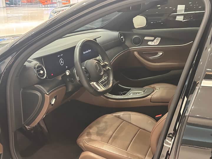 Фото 4 - Mercedes-Benz E-Class