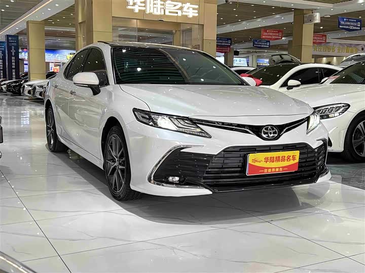 Фото 3 - Toyota Camry