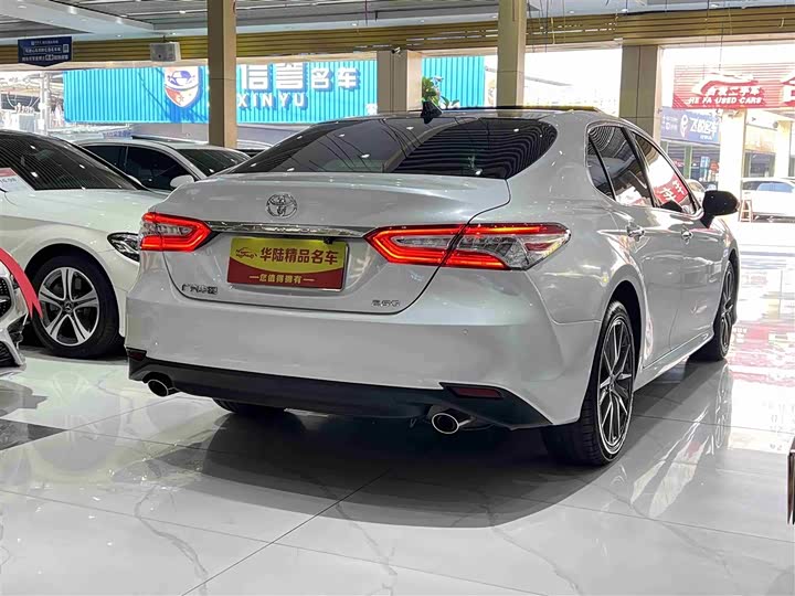 Фото 4 - Toyota Camry