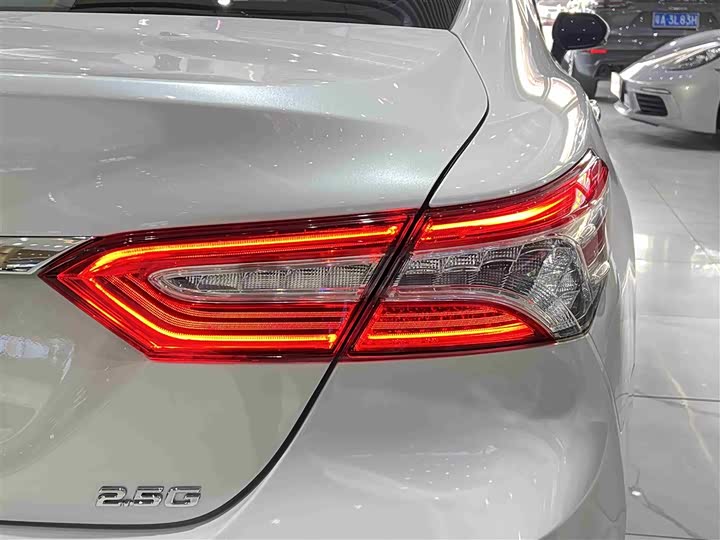 Фото 8 - Toyota Camry