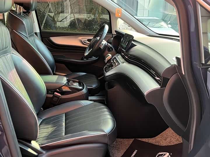 Фото 8 - Roewe iMax 8