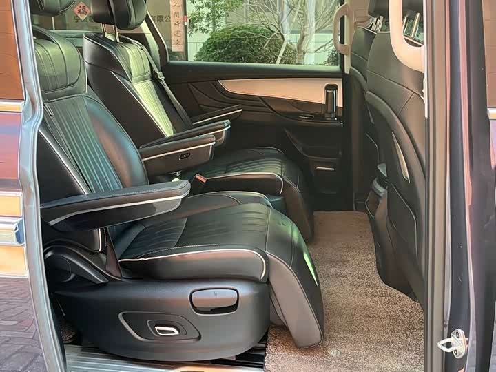 Фото 9 - Roewe iMax 8