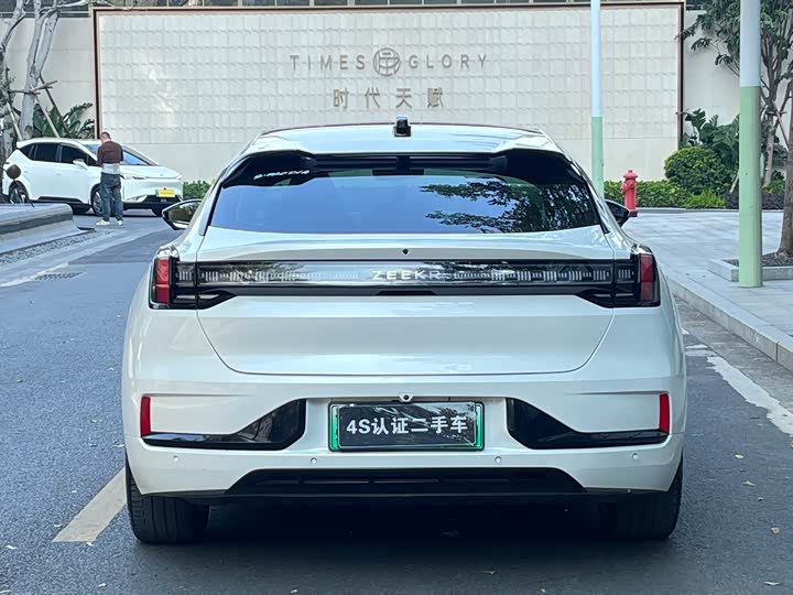 Фото 6 - Zeekr 001