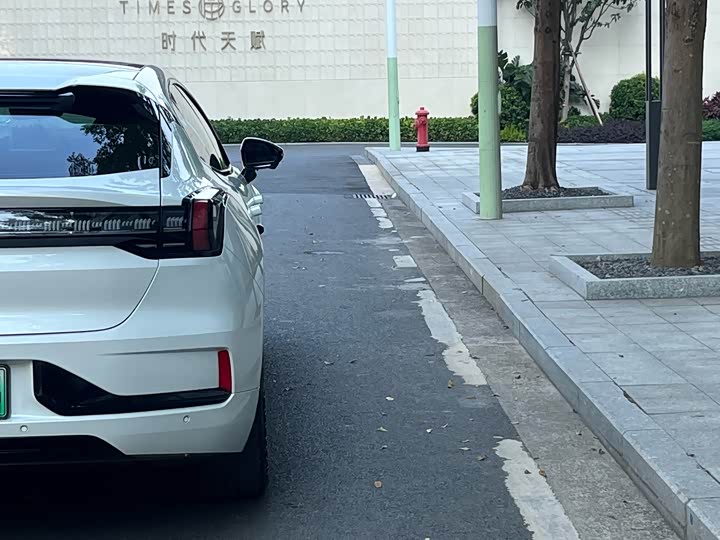 Фото 8 - Zeekr 001