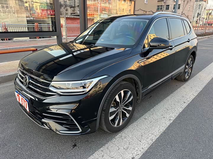 Фото 1 - Volkswagen Tiguan L Pro