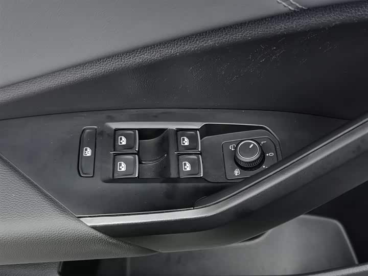 Фото 9 - Volkswagen Sagitar L