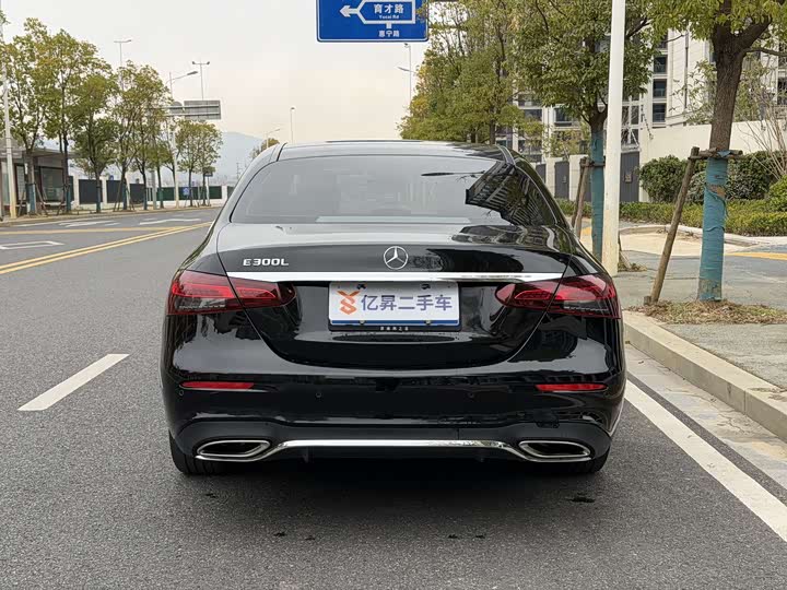 Фото 4 - Mercedes-Benz E-Class