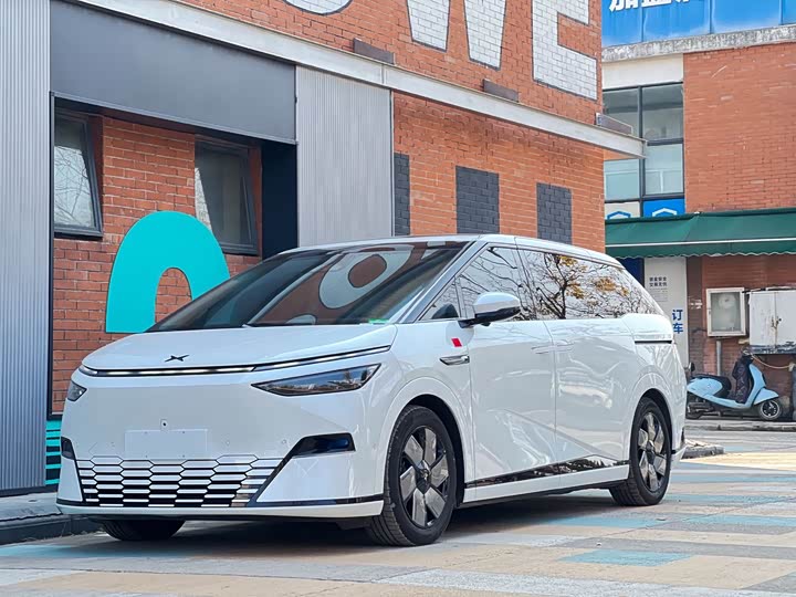 Фото 1 - XPeng X9