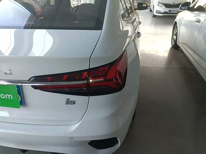 Фото 8 - Roewe i5