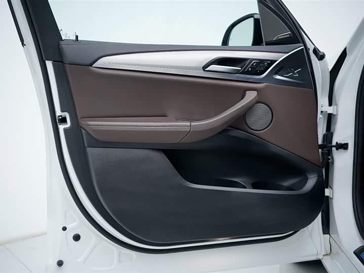 Фото 8 - BMW iX3