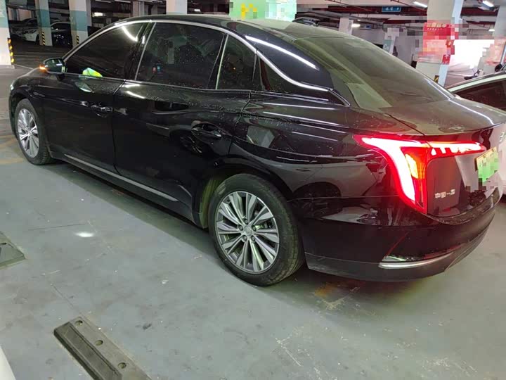 Фото 4 - Hongqi E-QM5