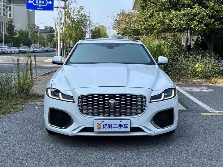 Фото 2 - Jaguar XF L