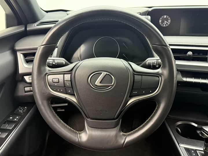 Фото 5 - Lexus UX