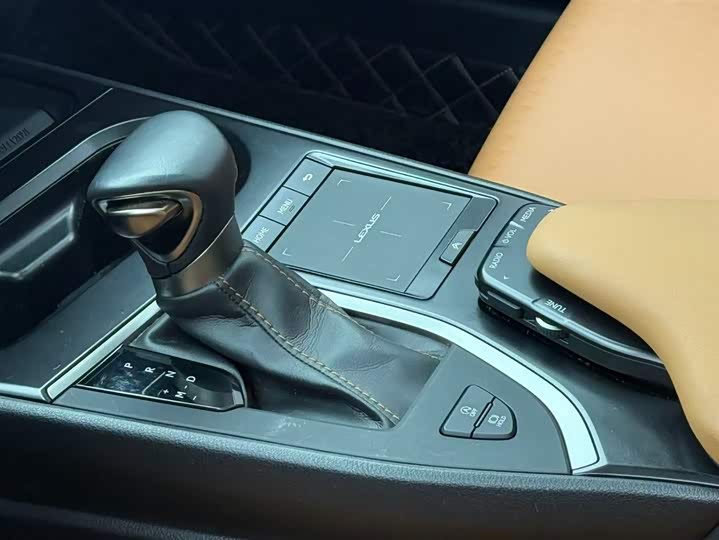 Фото 7 - Lexus UX