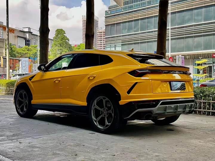 Фото 3 - Lamborghini Urus