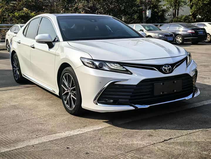 Фото 3 - Toyota Camry
