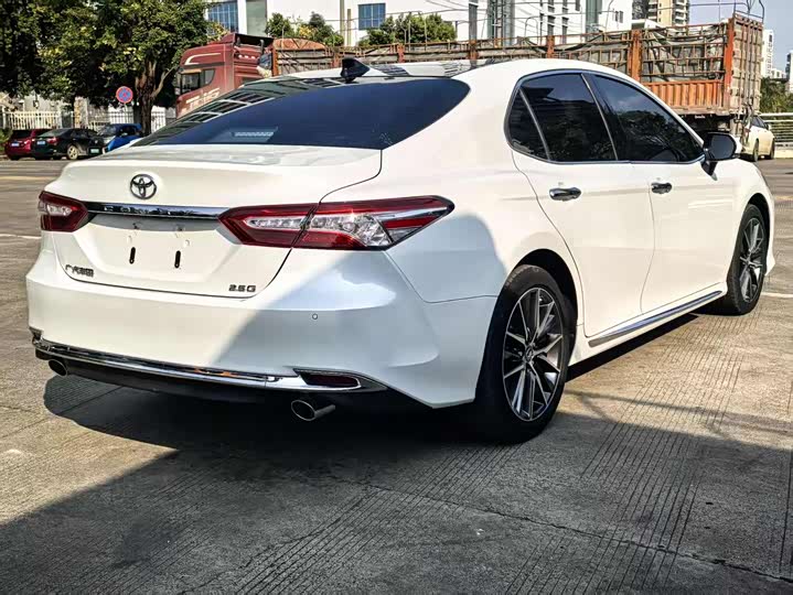 Фото 8 - Toyota Camry