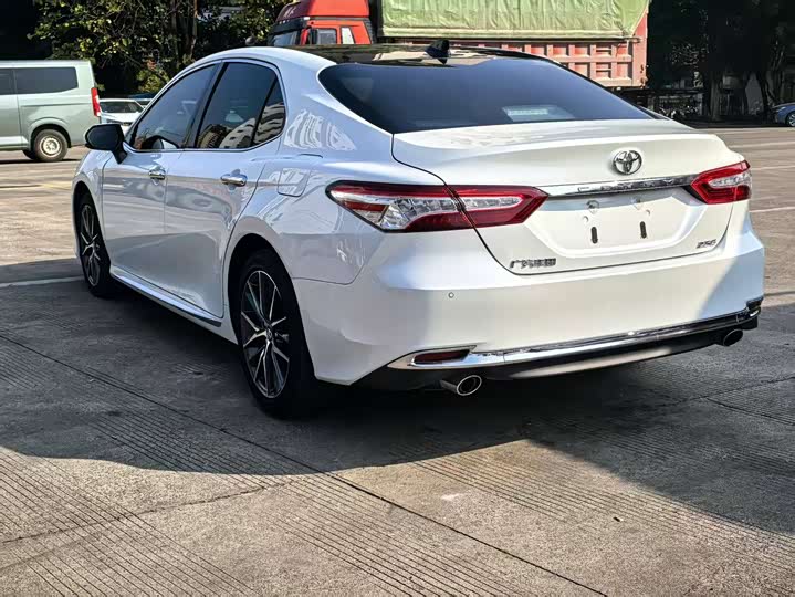 Фото 9 - Toyota Camry