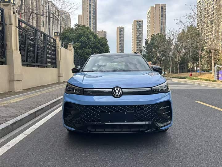 Фото 2 - Volkswagen Tiguan L Pro