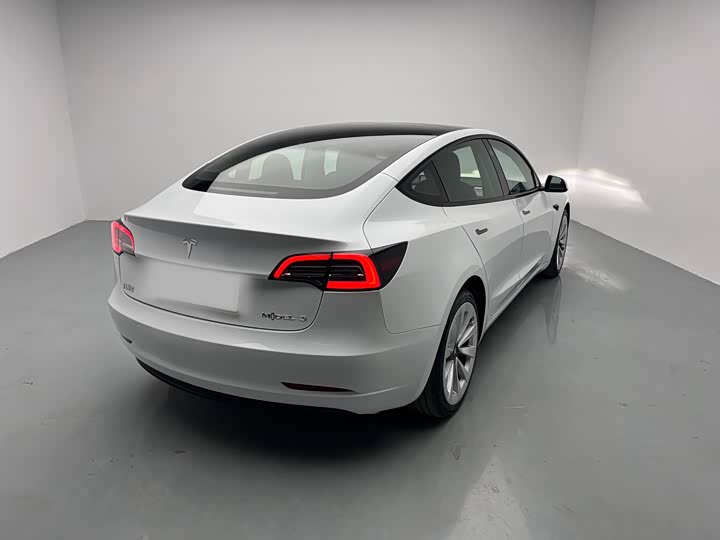 Фото 4 - Tesla Model 3
