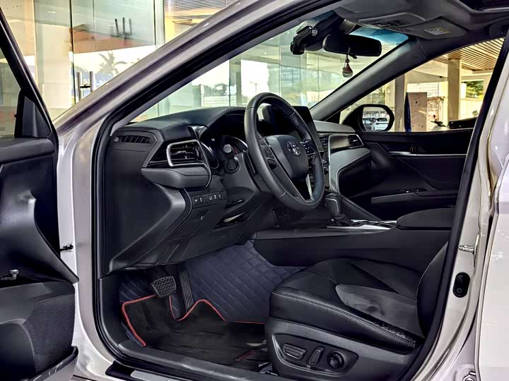 Фото 4 - Toyota Camry