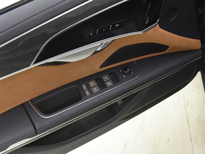 Фото 5 - Audi A8