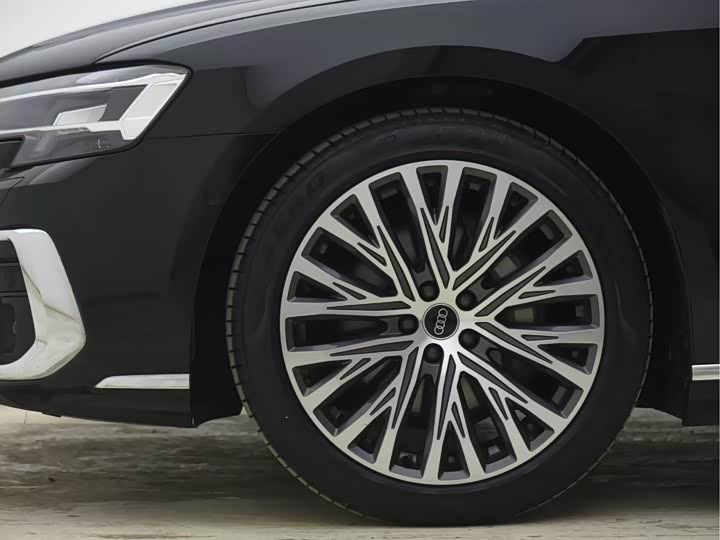 Фото 9 - Audi A8