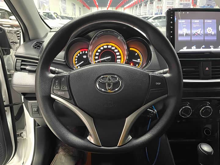 Фото 4 - Toyota Yaris L Hatchback