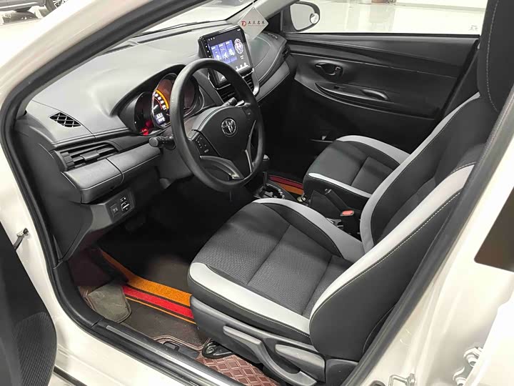 Фото 5 - Toyota Yaris L Hatchback