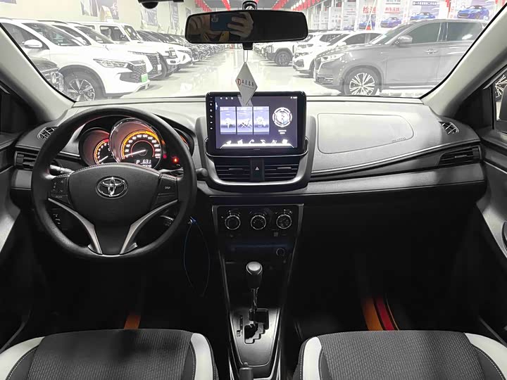 Фото 6 - Toyota Yaris L Hatchback