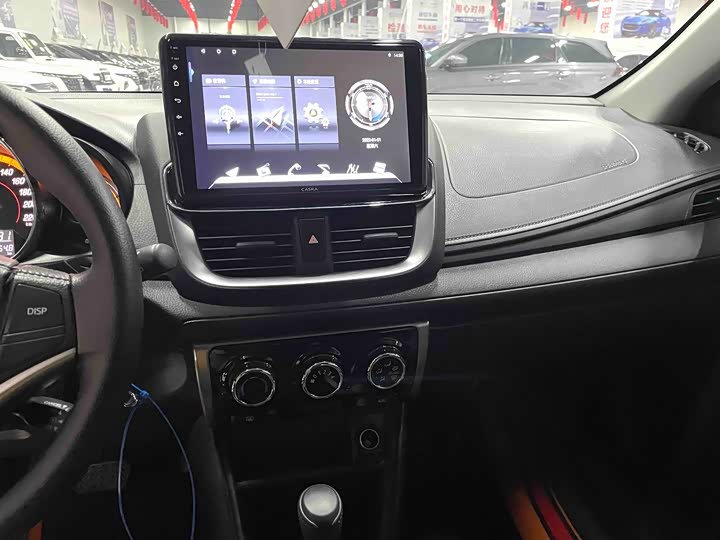 Фото 7 - Toyota Yaris L Hatchback