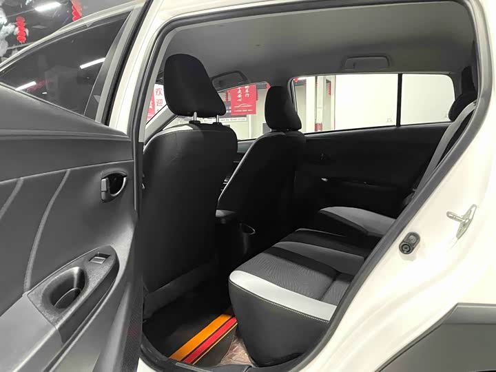 Фото 8 - Toyota Yaris L Hatchback