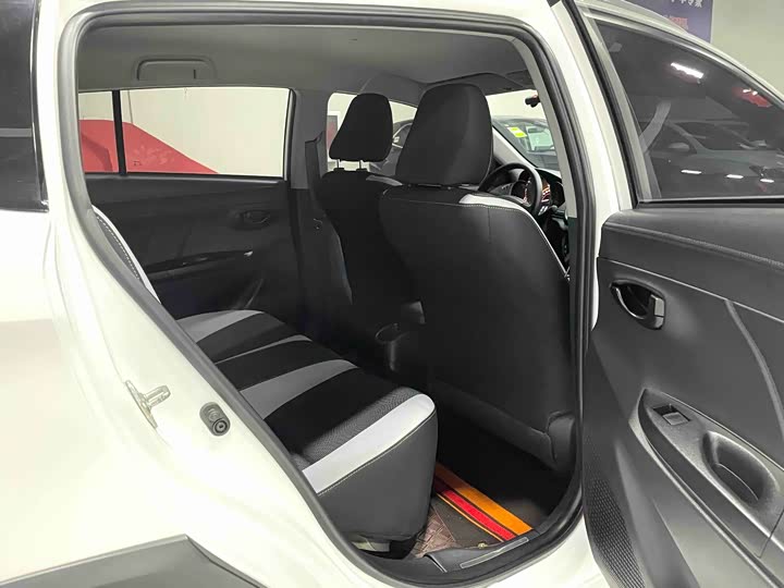 Фото 9 - Toyota Yaris L Hatchback