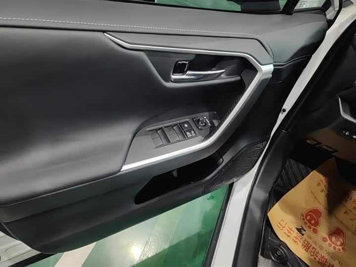 Фото 7 - Toyota RAV4