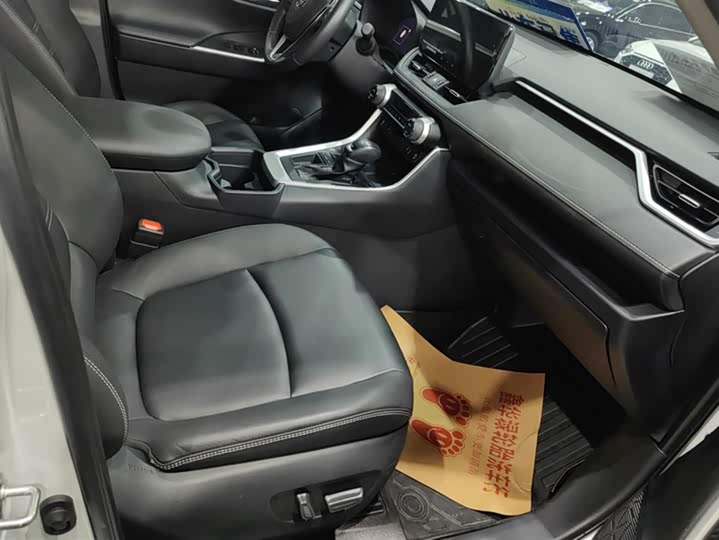 Фото 8 - Toyota RAV4