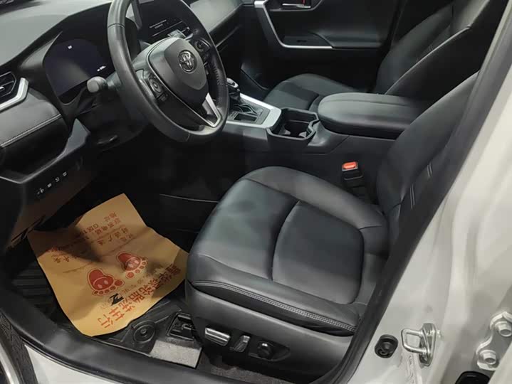 Фото 9 - Toyota RAV4