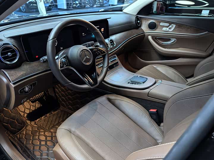Фото 4 - Mercedes-Benz E-Class
