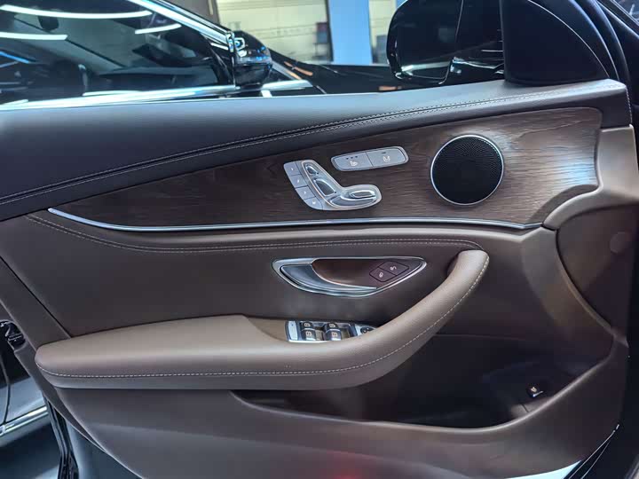 Фото 5 - Mercedes-Benz E-Class