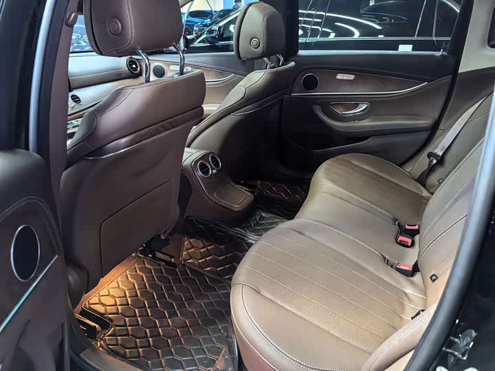 Фото 9 - Mercedes-Benz E-Class