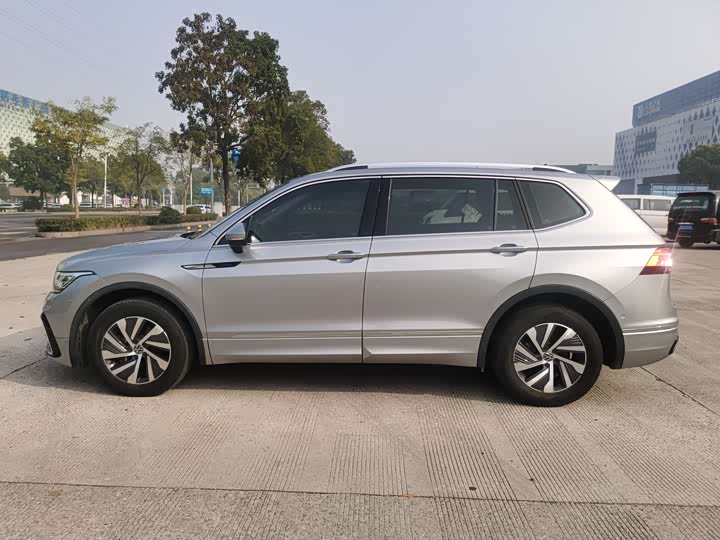 Фото 2 - Volkswagen Tiguan L Hybrid