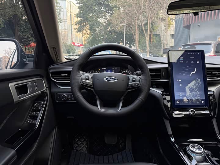 Фото 9 - Ford Explorer