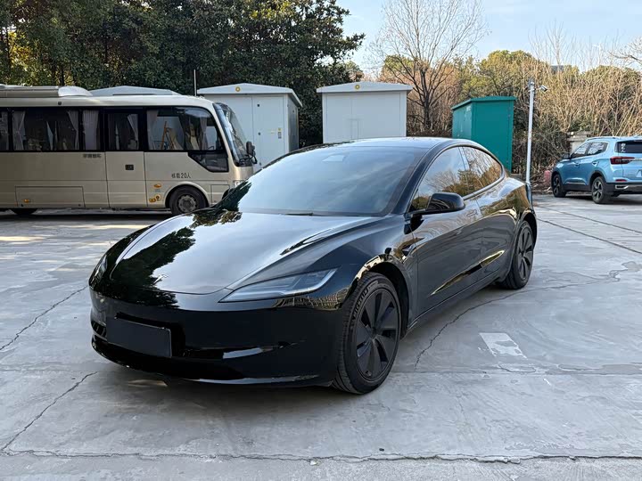 Фото 1 - Tesla Model 3