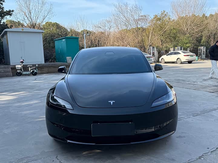 Фото 2 - Tesla Model 3
