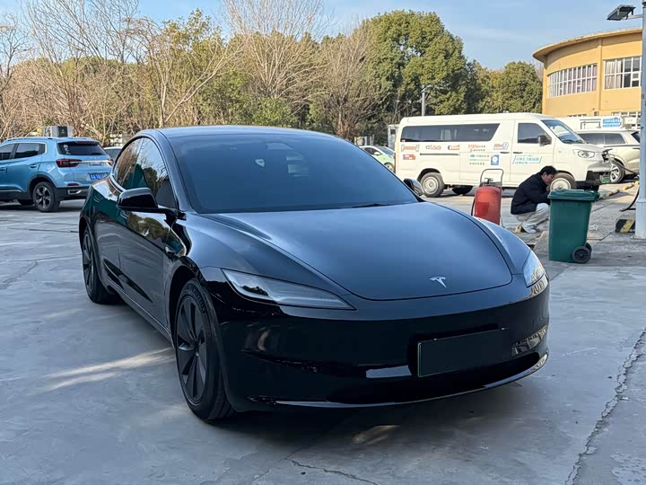 Фото 3 - Tesla Model 3