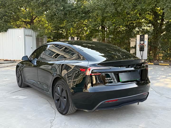 Фото 9 - Tesla Model 3