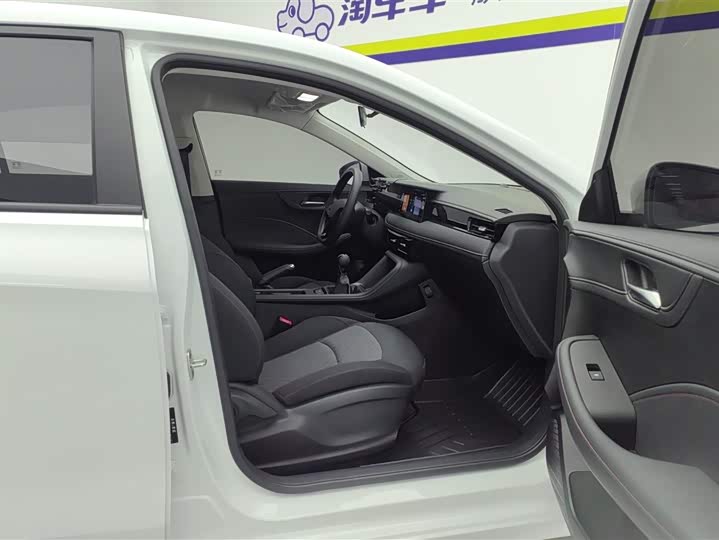 Фото 8 - Roewe i5