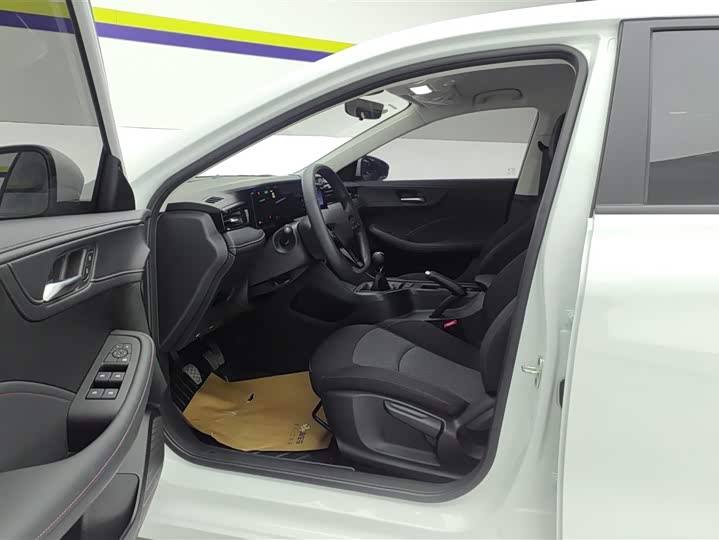 Фото 9 - Roewe i5