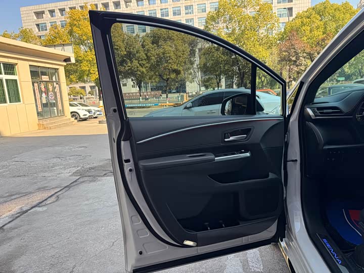 Фото 7 - Toyota Sienna