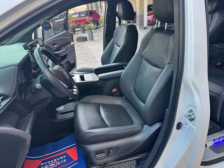 Фото 8 - Toyota Sienna