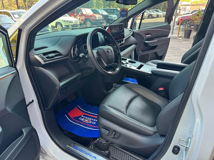 Фото 9 - Toyota Sienna